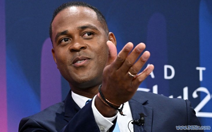 HLV Patrick Kluivert khen Shin Tae Yong nhưng hứa 'sẽ đạt thành công lớn hơn' cho Indonesia - Ảnh 2.