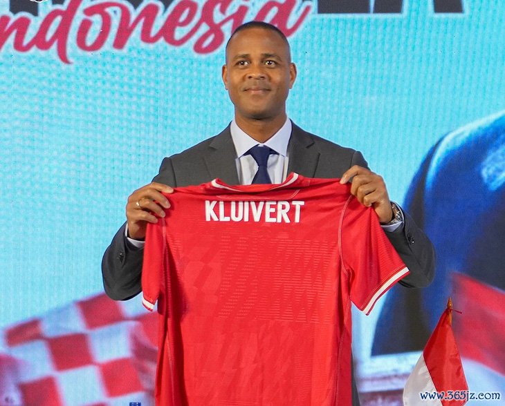 HLV Patrick Kluivert khen Shin Tae Yong nhưng hứa 'sẽ đạt thành công lớn hơn' cho Indonesia - Ảnh 1.