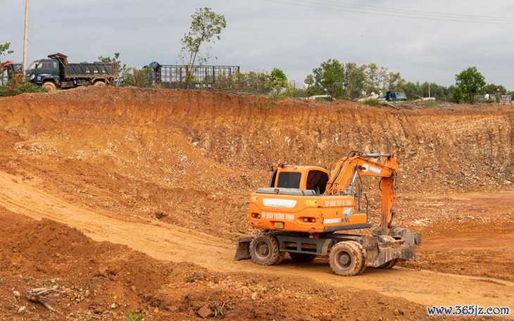 Lu rùng thi công cao tốc Bắc - Nam khiến nhà dân nứt toác， nguy hiểm đến tính mạng - Ảnh 2.