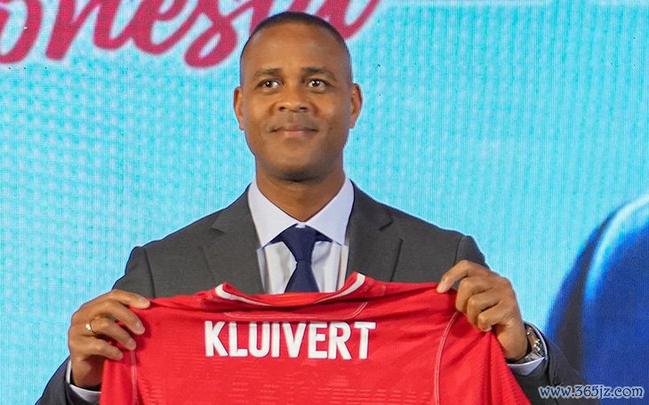 HLV Patrick Kluivert nhận lương thấp hơn nhiều ông Shin Tae Yong - Ảnh 2.