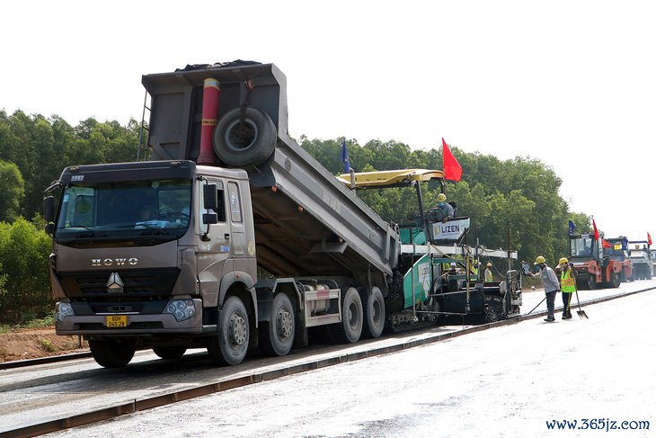 Cao tốc Biên Hòa - Vũng Tàu đoạn qua Đồng Nai bắt đầu thảm nhựa - Ảnh 1.