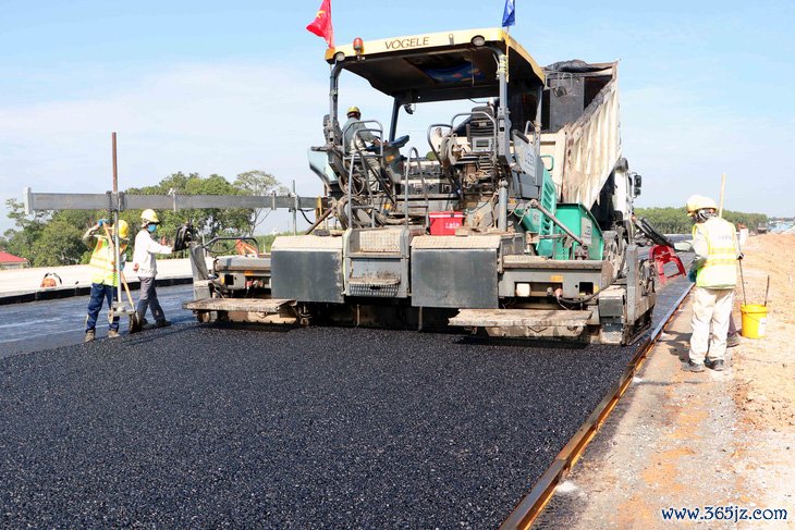 Cao tốc Biên Hòa - Vũng Tàu qua Đồng Nai bắt đầu thảm nhựa - Ảnh 2.