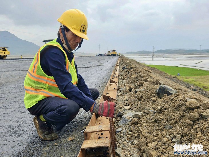 Cao tốc Chí Thạnh - Vân Phong thảm nhựa những đoạn đầu tiên - Ảnh 6.