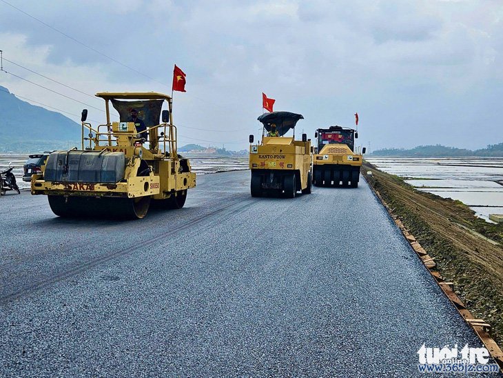 Cao tốc Chí Thạnh - Vân Phong thảm nhựa những đoạn đầu tiên， cắt cử kíp làm việc xuyên Tết - Ảnh 1.