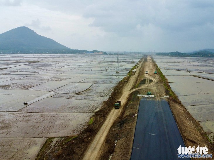 Cao tốc Chí Thạnh - Vân Phong thảm nhựa những đoạn đầu tiên - Ảnh 7.