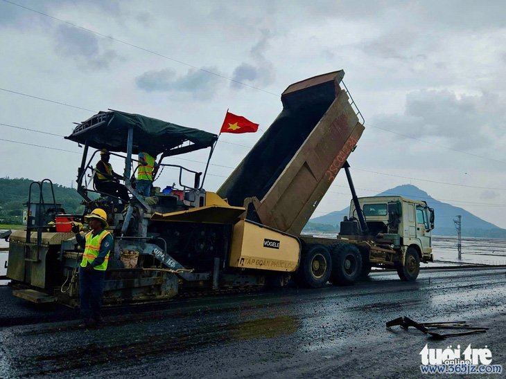 Cao tốc Chí Thạnh - Vân Phong thảm nhựa những đoạn đầu tiên - Ảnh 2.