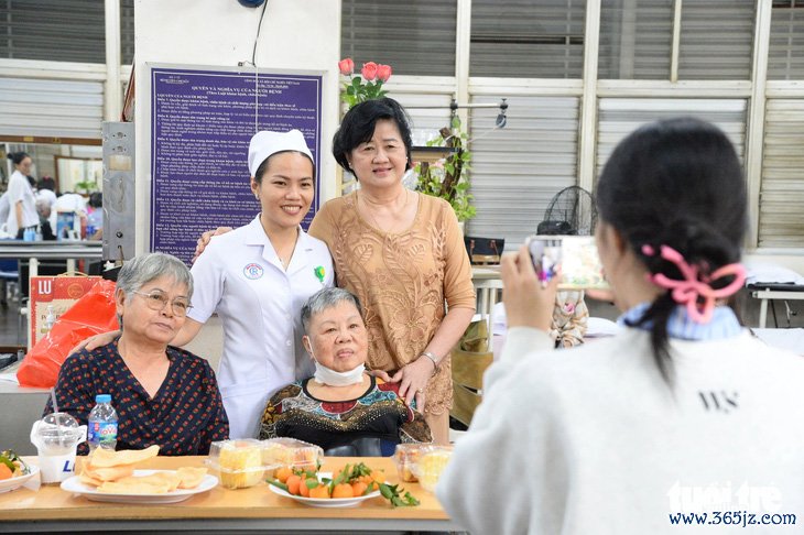 Ngoại Mai với nụ cười tỏa sáng sau 10 năm điều trị tai biến - Ảnh 10.