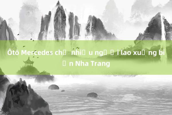 Ôtô Mercedes chở nhiều người lao xuống biển Nha Trang