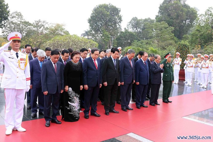 Lãnh đạo Đảng， Nhà nước vào Lăng viếng Chủ tịch Hồ Chí Minh - Ảnh 3.